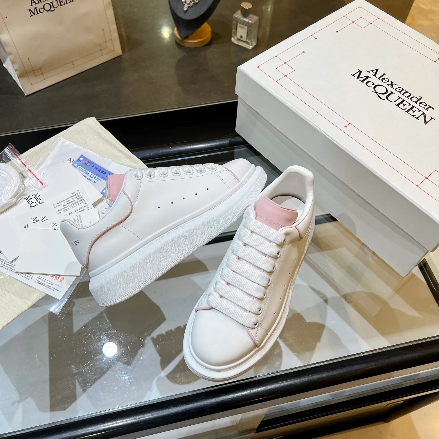 👟👟Ex-factory price 480👟👟 Men's size +10 High-quality upgraded version🔥Real shot of Alexander McQUEEN (McQueen)🎉The highest quality silk cowhide version on the market🎊, imported water-dyed sheepskin inside, counter 1:1 replica, star style T stage catwalk, a must-have for fashionistas , the original high-temperature and ultra-clear air compressor logo on the foot, absolutely counter-matched version, the arc of the back bag is truly genuine 0⃣️ difference, using an exclusive privately molded double-layer vacuum outsole, which is light on the foot and has excellent rebound! Running🏃✈️The first choice item for outdoor sports💅💅Trend and fashion coexist📣 Women’s style: 35-39, Men’s style: 39-44